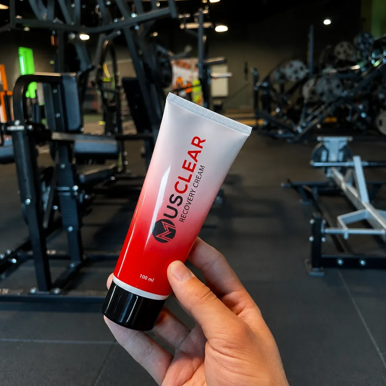 Musclear Recovery Cream in de sportschool — onderdeel van de herstelroutine na het trainen